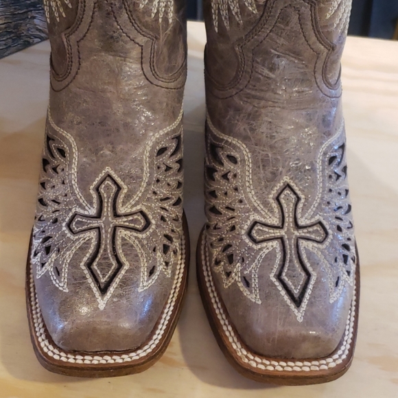 Black wing and cross square toe boots - Picture 2 of 7